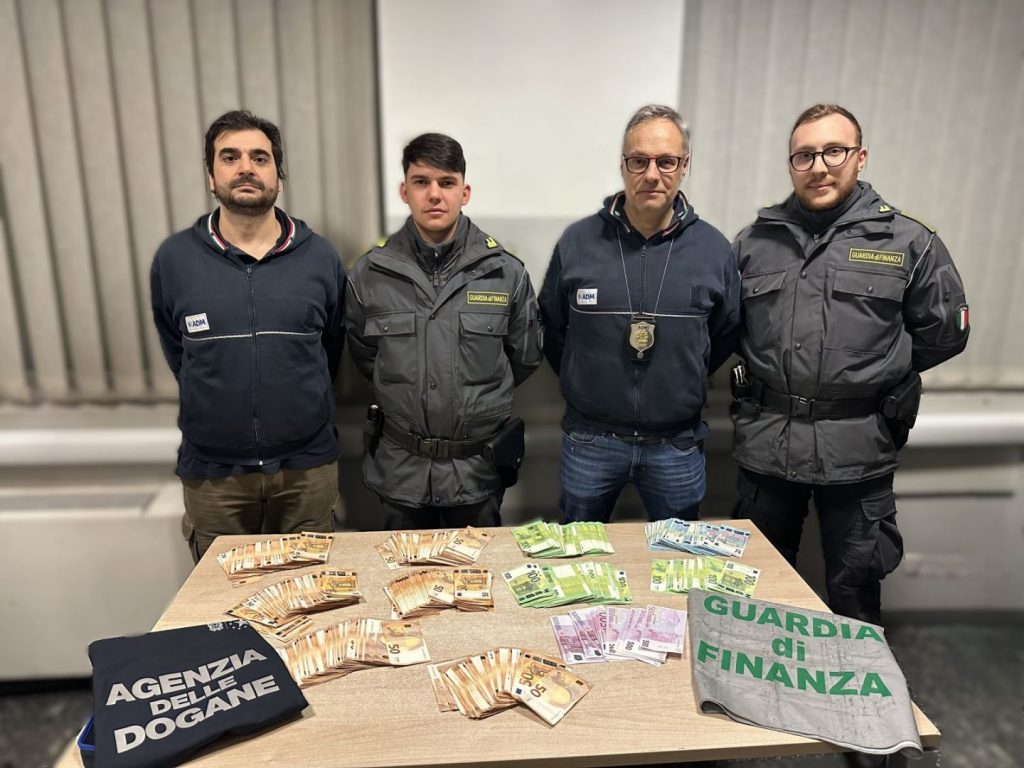 Donna bloccata al Valico di Brogeda con oltre 150 mila euro non dichiarati.