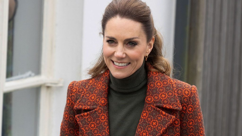 Scopri come Kate Middleton abbina i colori vivaci durante la sua visita in Galles!