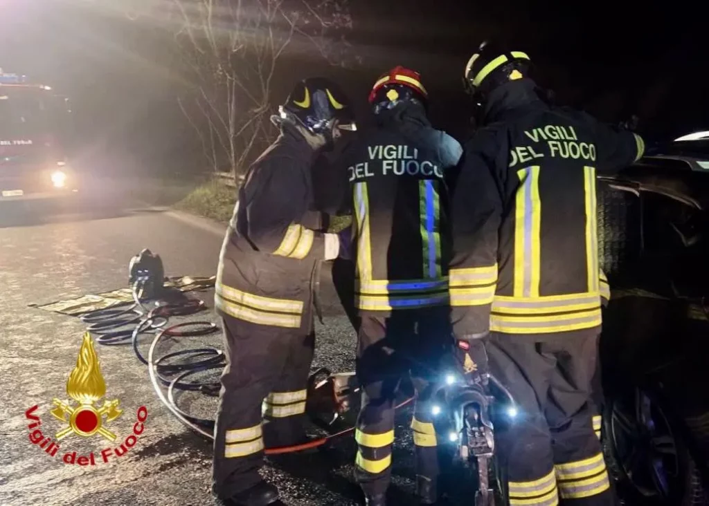 Tragedia nel Milanese: incidente mortale tra auto e camion, vittima una donna di 59 anni.