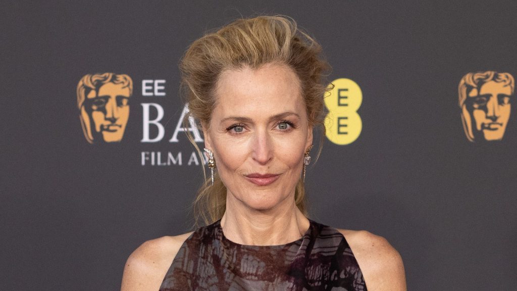 Gillian Anderson incanta ai BAFTAs: il suo vestito e il colore stregano i fan.