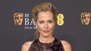Gillian Anderson incanta ai BAFTAs: il suo vestito e il colore stregano i fan.