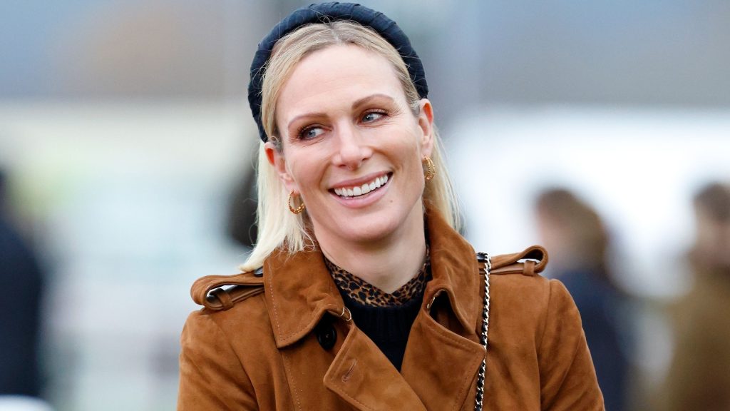 Zara Tindall: il cappotto in suede e gli stivali al ginocchio per un giorno freddo.