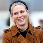 Zara Tindall: il cappotto in suede e gli stivali al ginocchio per un giorno freddo.
