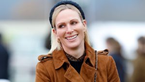 Zara Tindall: il cappotto in suede e gli stivali al ginocchio per un giorno freddo.