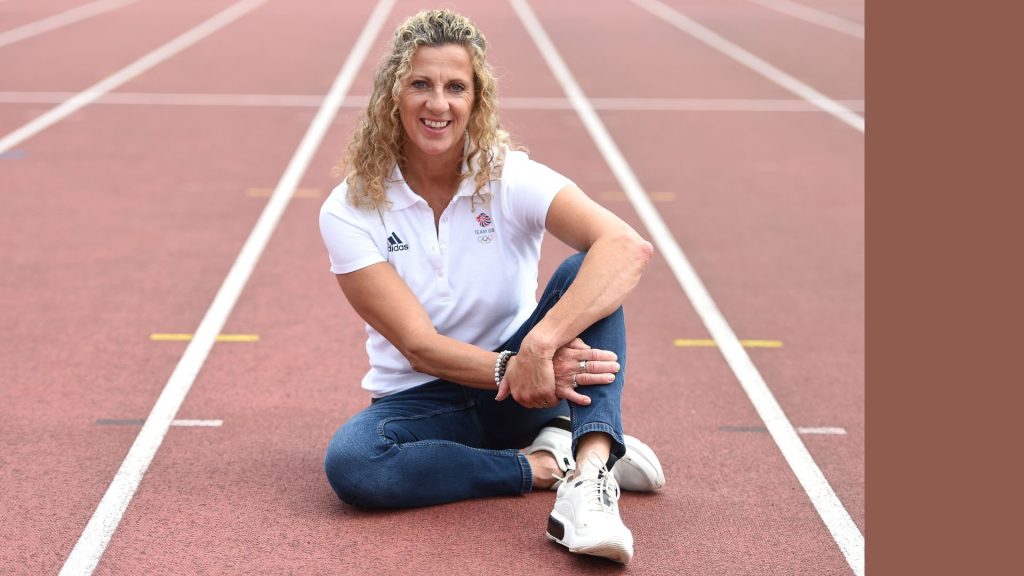 5 Esercizi con 2 manubri: la guida di Sally Gunnell per principianti a casa