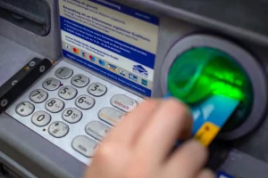 FBI: Cresce il fenomeno del ‘jackpotting’ degli ATM, milionari furti per i pirati informatici.