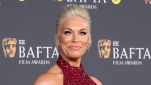 Hannah Waddingham incanta ai BAFTA con un’elegante gown rossa scintillante in stile Hollywood.