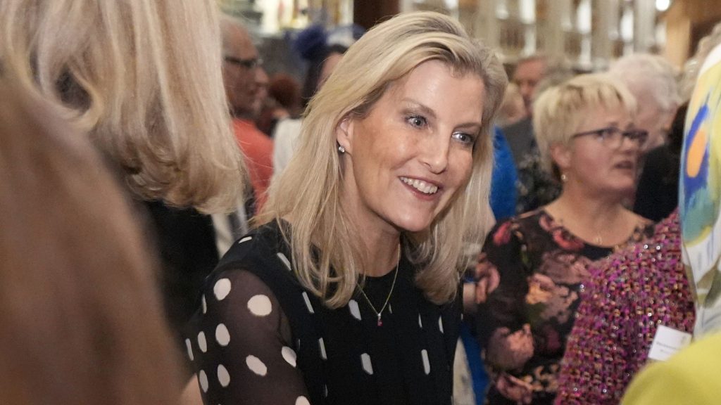 Sophie di Edimburgo: un outfit monocromo con pois che segna due tendenze contemporanee.