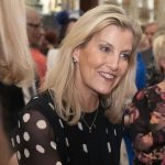 Sophie di Edimburgo: un outfit monocromo con pois che segna due tendenze contemporanee.