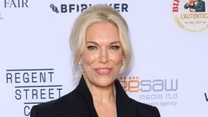Hannah Waddingham rende gli stivali alti alla coscia incredibilmente versatili e alla moda.
