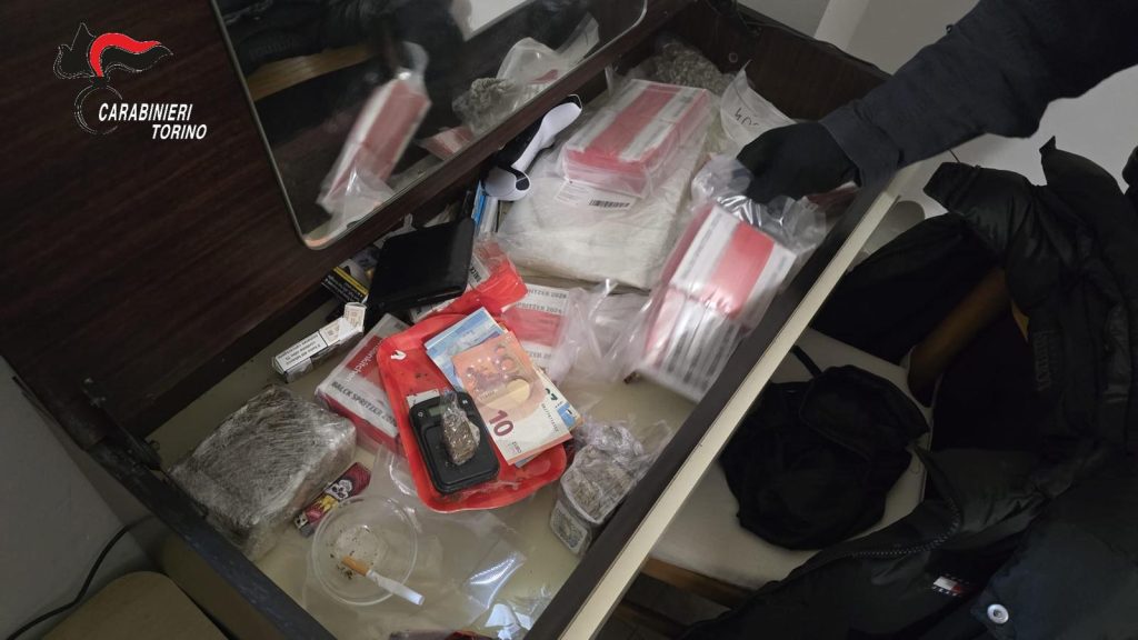 Operazione antidroga nel Torinese: sei arresti e diciannove denunciati per traffico di stupefacenti.