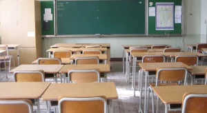 Dirigente scolastica aggredita: proteste contro i doppi turni e vandalismo dell’auto.