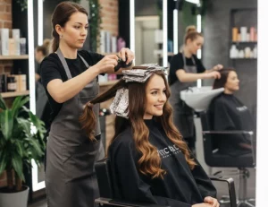 Come scegliere il colore dei capelli in base all’età e alla forma del viso