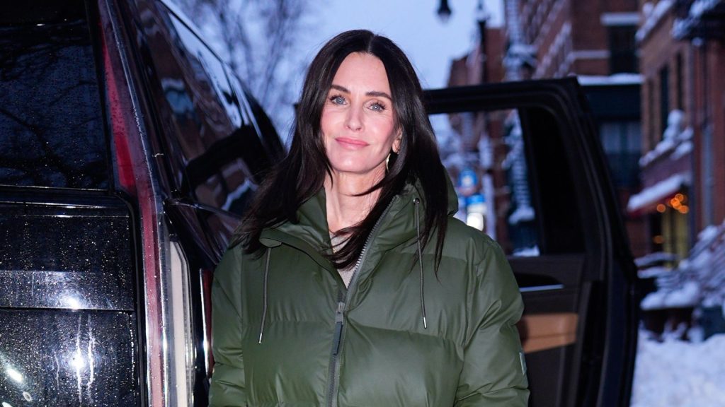 Courteney Cox sfida il freddo con un elegante outfit in piumino khaki e jeans.