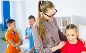 Finta baby sitter tenta rapimento a scuola: Valditara elogia l’attenzione delle maestre.