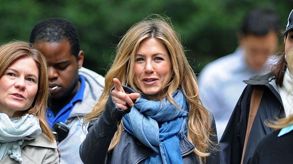 Jennifer Aniston reinventa il doppio denim: la tendenza primaverile facile da indossare ogni giorno.