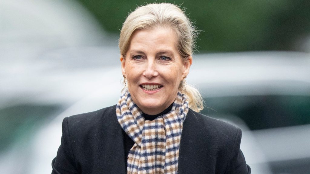 Giacca imbottita con cappuccio di Duchessa Sophie: stile e calore fino alla primavera.