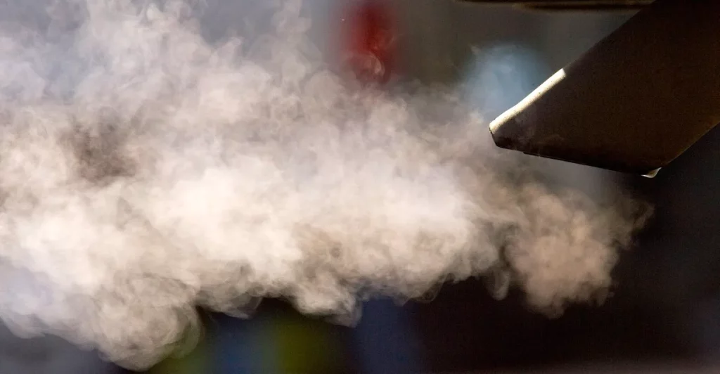 Trump abolisce in un colpo solo le normative sui gas serra negli Stati Uniti.