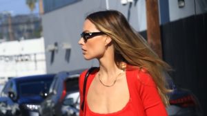 Indossa jeans blu con maglione rosso: il look di Margot Robbie per essere notata.