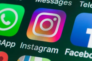 Instagram avvisa i genitori se i loro figli adolescenti cercano contenuti su suicidio o autolesionismo.