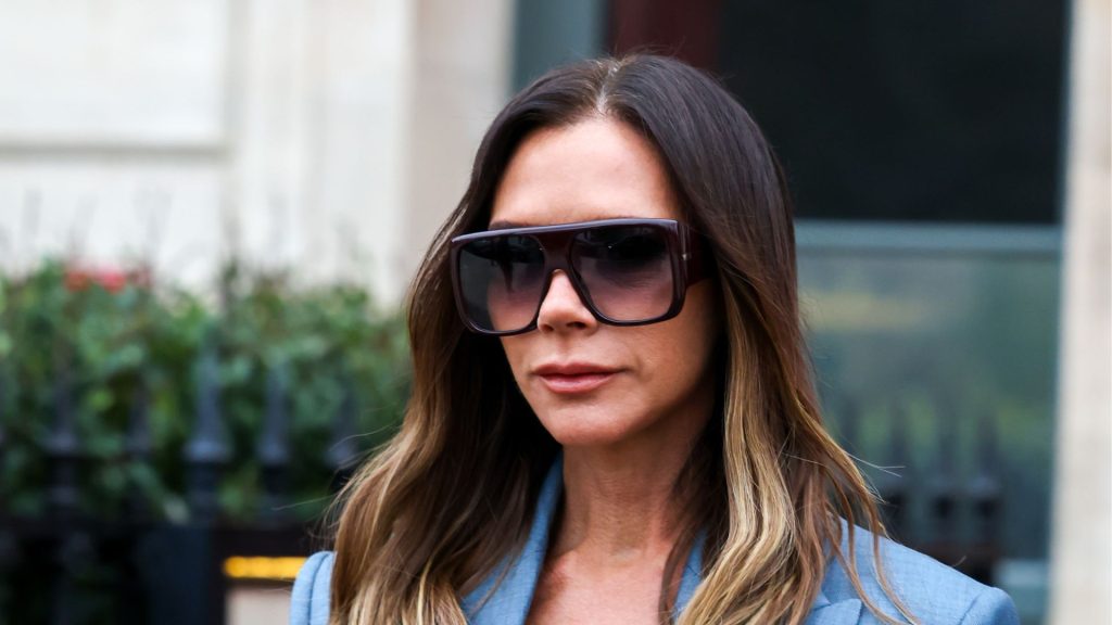 Victoria Beckham celebra il blu ceruleo come colore di tendenza con blazer e pantaloni coordinati.