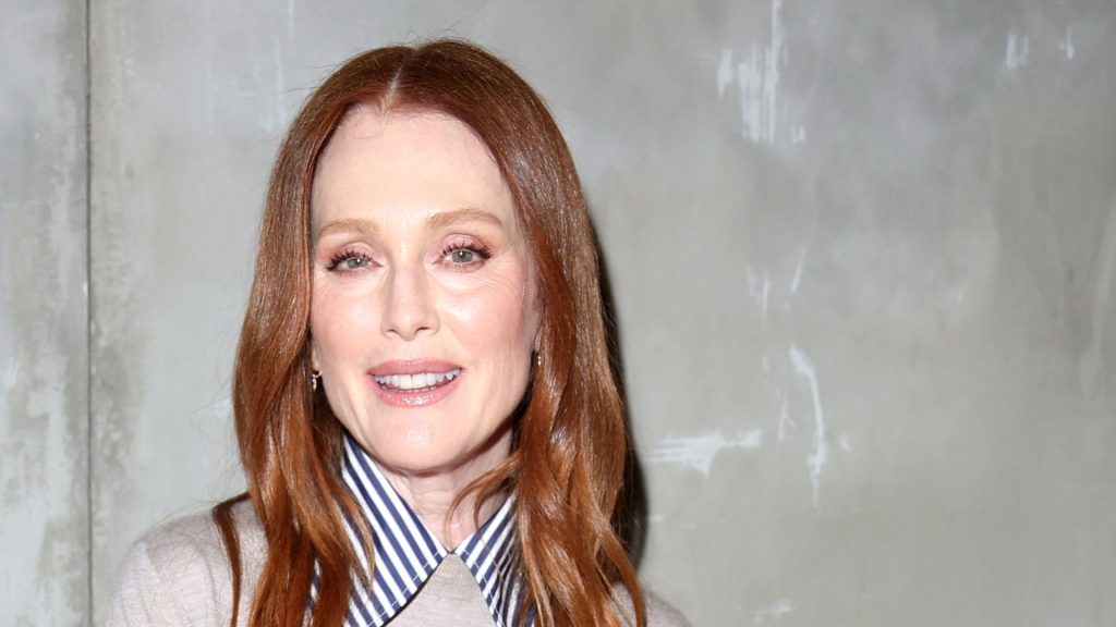 Scopri come Julianne Moore trasforma i jeans a gamba larga in un look impeccabile!