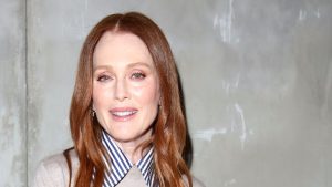 Scopri come Julianne Moore trasforma i jeans a gamba larga in un look impeccabile!