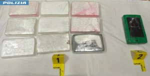 Cocaina nascosta: oltre 10 kg trovati in un doppio fondo dell’auto sull’A26.