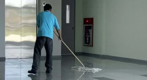 Ruolo e mansioni del collaboratore scolastico: orario, compiti e responsabilità nel contesto educativo.