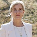 Eleganza primaverile: le espadrillas comode della Duchessa Sophie abbinate a una maxi gonna floreale.