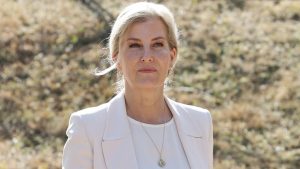 Eleganza primaverile: le espadrillas comode della Duchessa Sophie abbinate a una maxi gonna floreale.