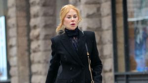 Nicole Kidman dimostra come gli stivali UGG possano essere eleganti con un cappotto chic.