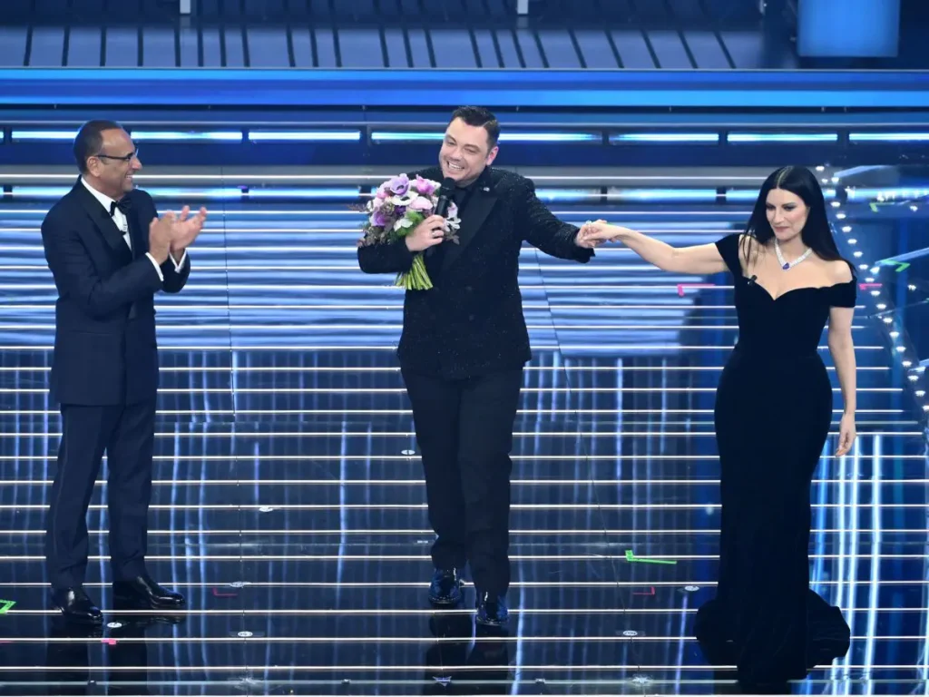 Sanremo parte con tributo a Pippo Baudo, omaggio errato alla Repubblica e show di Tiziano Ferro