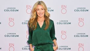 Cat Deeley inaugura la primavera in un elegante abito khaki, un must per la stagione.
