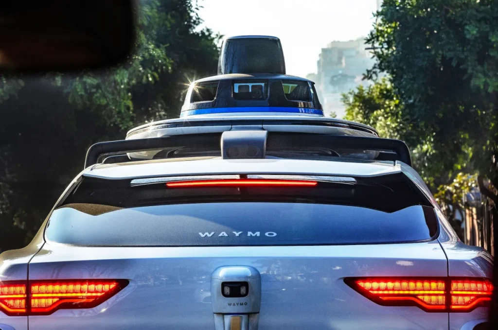 Waymo avvia servizi di robotaxi in 10 città degli Stati Uniti.