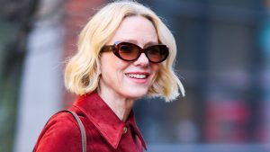 Naomi Watts lancia la tendenza: il ritorno dei jeans a zampa d’elefante!