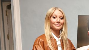 Gwyneth Paltrow reinventa il look jeans e blazer con un giubbotto di tendenza.