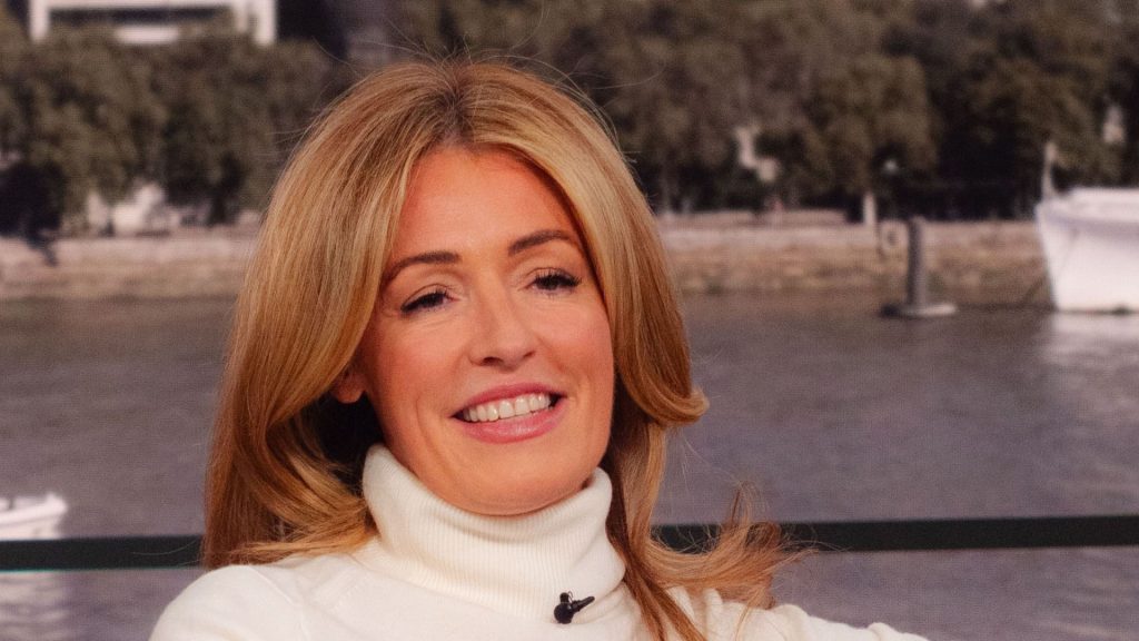 Cat Deeley sfoggia un look primaverile elegante con stivali a punta e tonalità neutre.