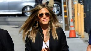 Jennifer Aniston: il look perfetto con jeans bianchi e stivali per l’inverno.