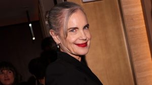 Il ritorno del giallo burro: Elizabeth McGovern lo reinterpreta in un modo inedito e vincente.