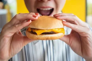 Ecco cosa succede al tuo corpo dopo aver mangiato fast food