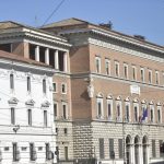 Borsa con foulard falce e martello trovata davanti al Ministero della Giustizia.