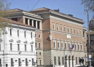 Borsa con foulard falce e martello trovata davanti al Ministero della Giustizia.