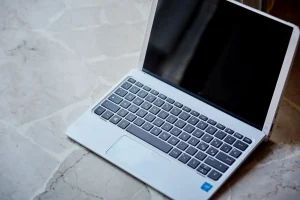 Sindacati chiedono chiarimenti: “Perché discriminare solo 12 lavoratori nell’azienda?”