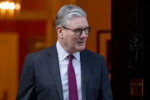 Iran, Starmer: “Rifiutiamo l’uso diretto delle forze armate nel conflitto”