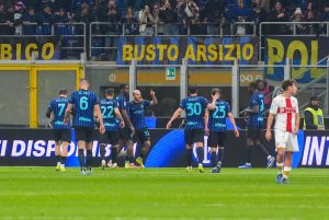 Inter trionfa 2-0 contro il Genoa e prosegue la corsa al titolo in campionato.