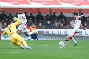 Milan trionfa 2-0 a Cremona con Pavlovic e Leao decisivi nel recupero.