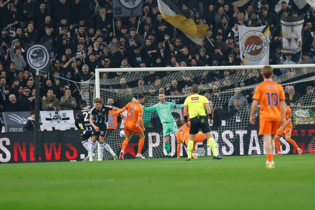 Udinese batte la Fiorentina e conquista una vittoria convincente con un tris spettacolare.