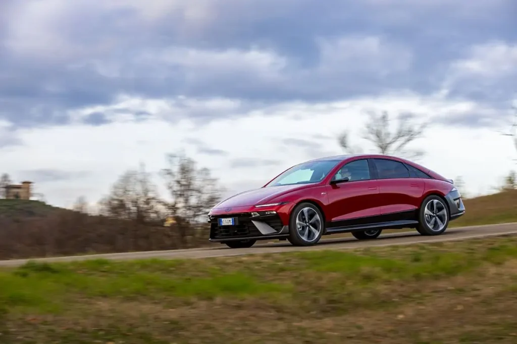 Hyundai lancia l’innovativa Ioniq 6 N Line: prestazioni e stile senza precedenti.