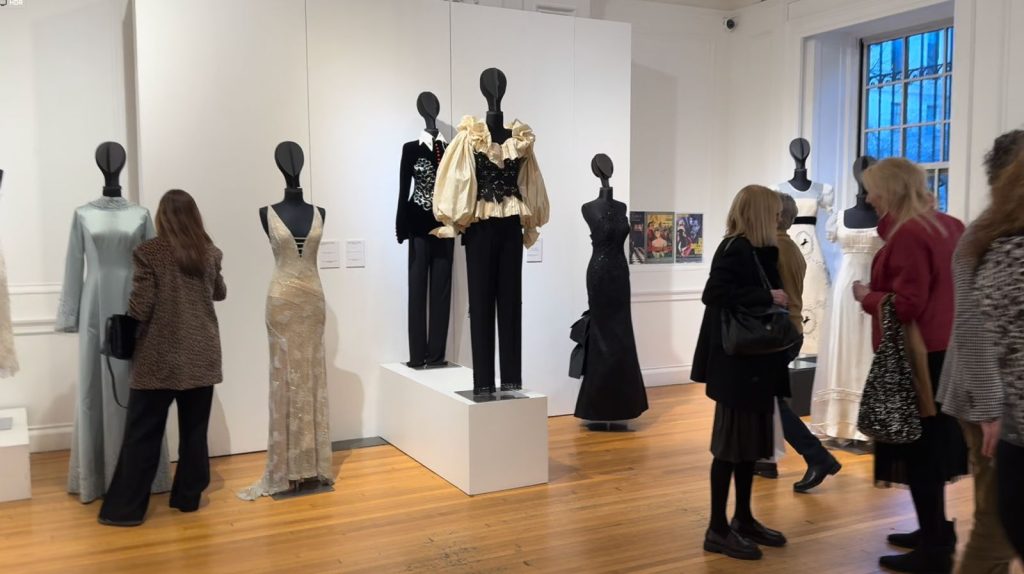 Scopri la mostra che celebra la moda italiana nel cinema a New York